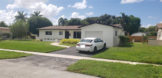 8320 NW 24th Ct, Pembroke Pines FL 33024 - Pembroke Pines, FL - Photo 6
