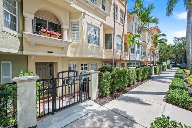 11818 Valencia Gardens Avenue, Palm Beach Gardens FL 33410 - Palm Beach Gardens, FL - Photo 2