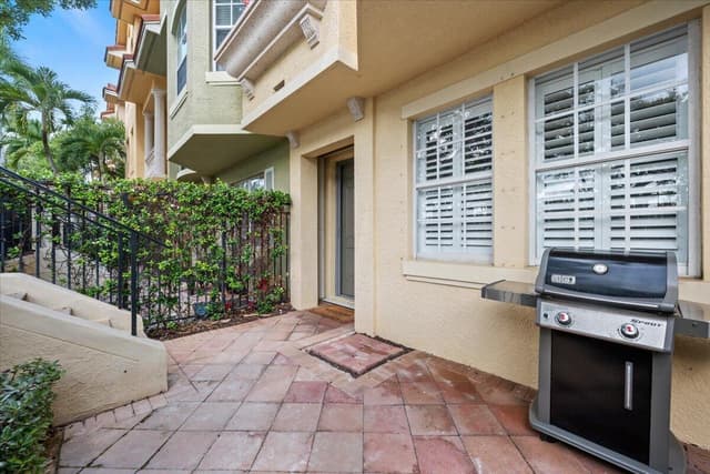 11818 Valencia Gardens Avenue, Palm Beach Gardens FL 33410 - Palm Beach Gardens, FL - Photo 4