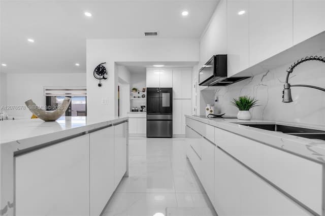 1270 W 64th Ter, Hialeah FL 33012 - Hialeah, FL - Photo 7