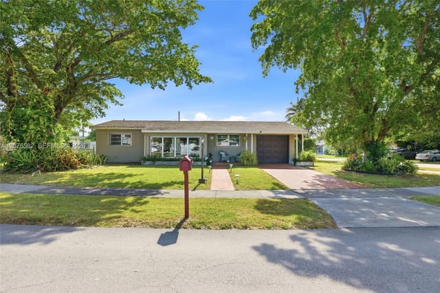 20510 Jacaranda Rd, Cutler Bay FL 33189 - Cutler Bay, FL - Photo 2