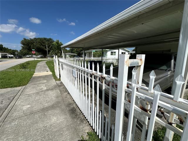 2961 NW 162nd St, Miami Gardens FL 33054 - Miami Gardens, FL - Photo 4