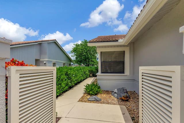 523 Prestwick Circle, Palm Beach Gardens FL 33418 - Palm Beach Gardens, FL - Photo 4