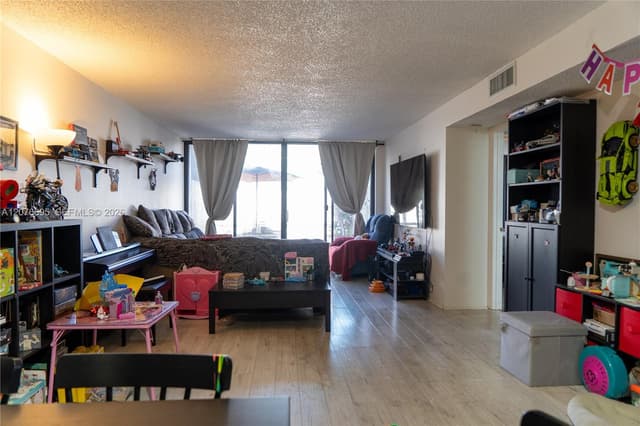 1541 NW 113th Ave, Pembroke Pines FL 33026 - Pembroke Pines, FL - Photo 6