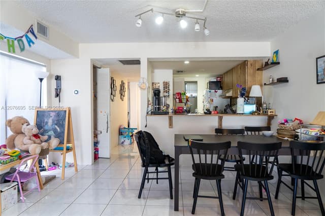1541 NW 113th Ave, Pembroke Pines FL 33026 - Pembroke Pines, FL - Photo 7