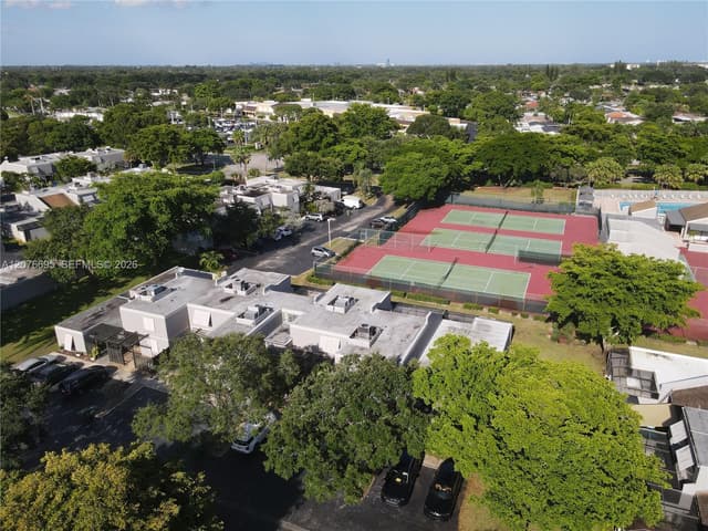 1541 NW 113th Ave, Pembroke Pines FL 33026 - Pembroke Pines, FL - Photo 5