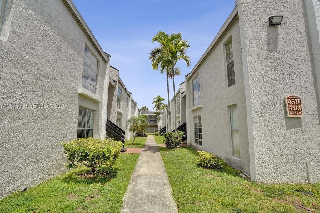 4511 Treehouse Ln # B, Tamarac FL 33319 - Tamarac, FL - Photo 1