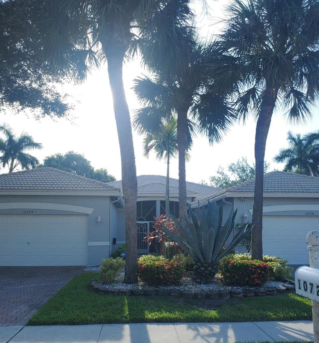 10724 ROYAL CARIBBEAN Circle, Boynton Beach FL 33437 - Boynton Beach, FL - Photo 2