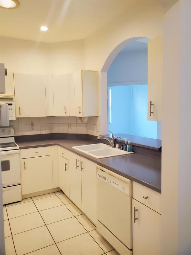 10724 ROYAL CARIBBEAN Circle, Boynton Beach FL 33437 - Boynton Beach, FL - Photo 6
