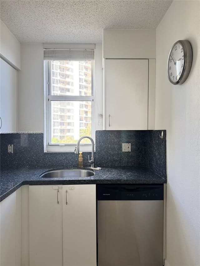 770 CLAUGHTON ISLAND DR # 601, Miami FL 33131 - Miami, FL - Photo 4