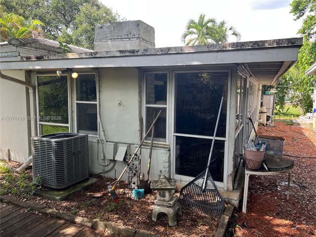 11429 NE 11th Pl, Biscayne Park FL 33161 - Biscayne Park, FL - Photo 5