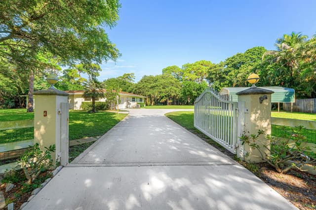 8645 Square Lake Drive, Palm Beach Gardens FL 33418 - Palm Beach Gardens, FL - Photo 2