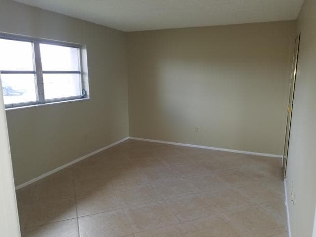 5725 FERNLEY Drive E # 7, West Palm Beach FL 33415 - West Palm Beach, FL - Photo 4