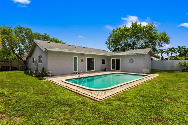 8621 NW 3RD Street, Pembroke Pines FL 33024 - Pembroke Pines, FL - Photo 2