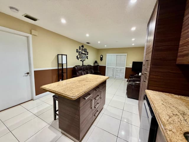1092 W 32nd Street, Hialeah FL 33012 - Hialeah, FL - Photo 4