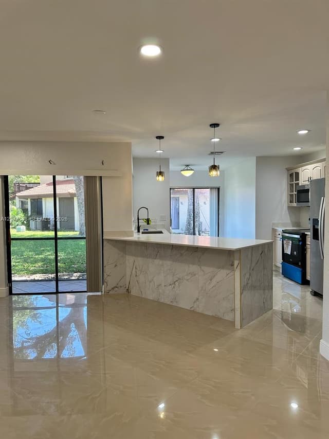 9177 W Sunrise Blvd, Plantation FL 33322 - Plantation, FL - Photo 6
