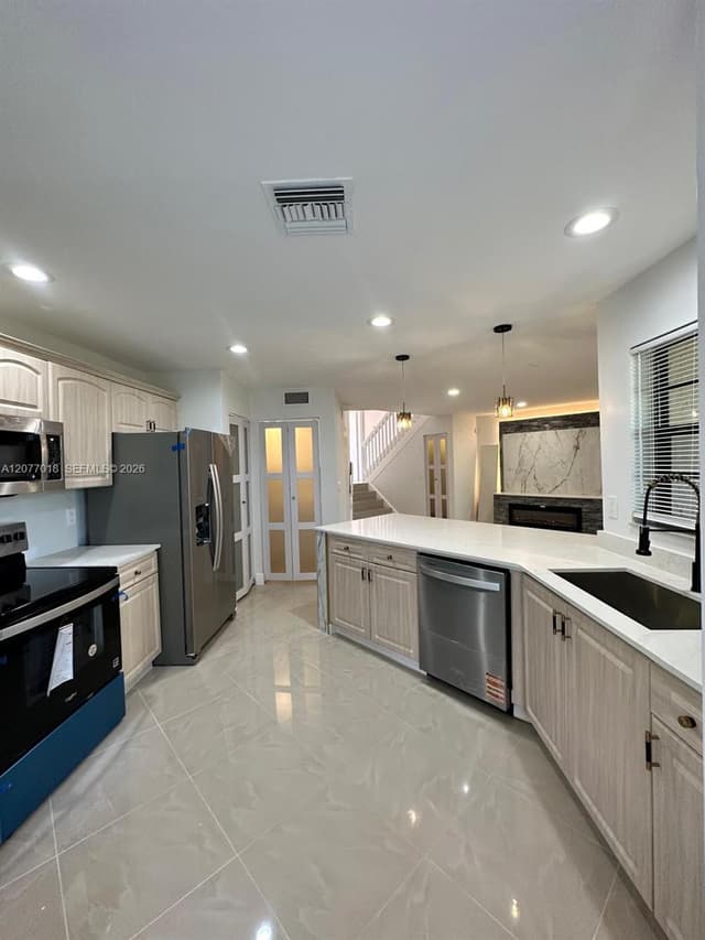 9177 W Sunrise Blvd, Plantation FL 33322 - Plantation, FL - Photo 5