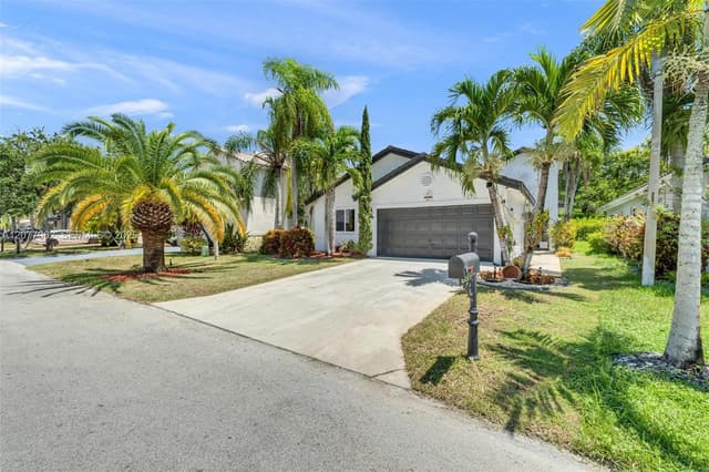 631 SW 176th Ave, Pembroke Pines FL 33029 - Pembroke Pines, FL - Photo 2