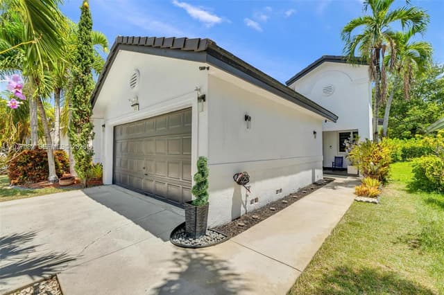 631 SW 176th Ave, Pembroke Pines FL 33029 - Pembroke Pines, FL - Photo 3