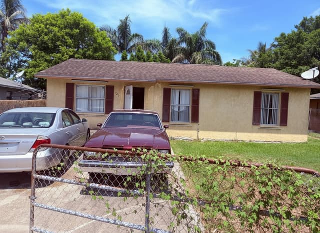 307 Seminole Court, Pahokee FL 33476 - Pahokee, FL - Photo 2