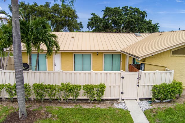 5799 GOLDEN EAGLE Circle, Palm Beach Gardens FL 33418 - Palm Beach Gardens, FL - Photo 2
