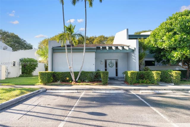 1064 NW 97th Ave # 219, Pembroke Pines FL 33024 - Pembroke Pines, FL - Photo 3