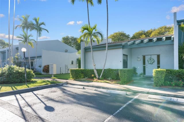 1064 NW 97th Ave # 219, Pembroke Pines FL 33024 - Pembroke Pines, FL - Photo 4