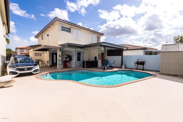 8126 NW 199th Ter, Hialeah FL 33015 - Hialeah, FL - Photo 2