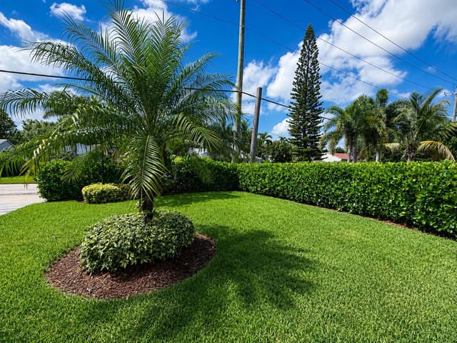 821 Hampton Road, West Palm Beach FL 33405 - West Palm Beach, FL - Photo 2
