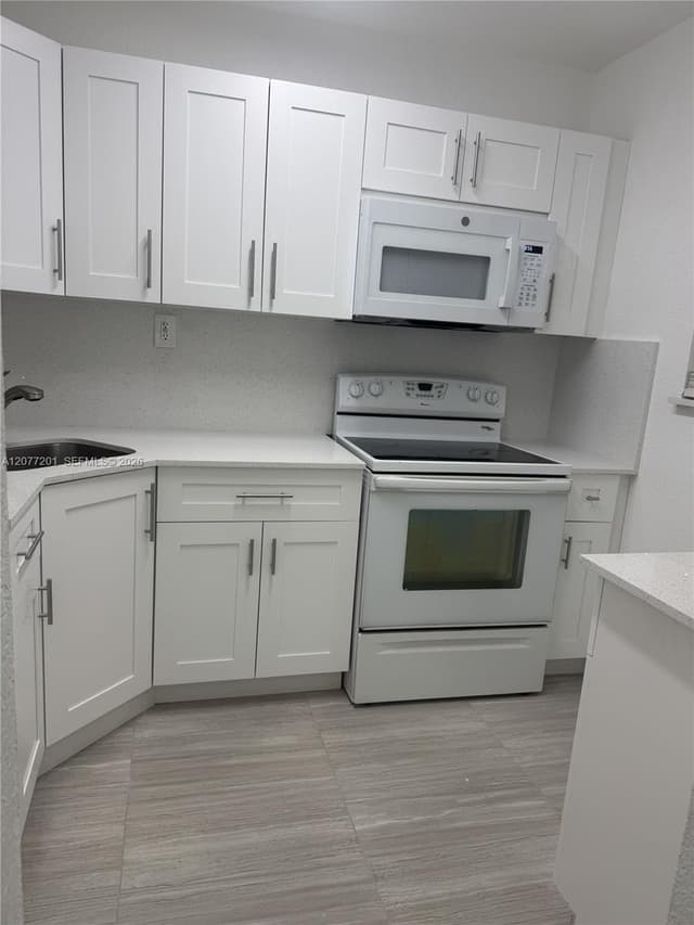 17255 SW 95th Ave # 211, Palmetto Bay FL 33157 - Palmetto Bay, FL - Photo 2