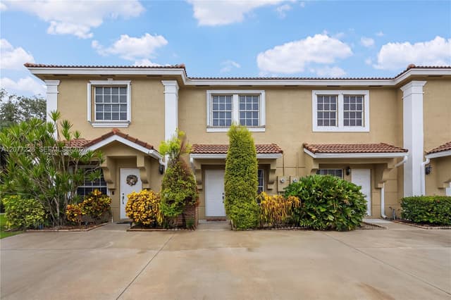 762 SW 122nd Ter, Pembroke Pines FL 33025 - Pembroke Pines, FL - Photo 2