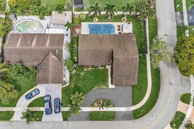 741 SW 100th Ter, Pembroke Pines FL 33025 - Pembroke Pines, FL - Photo 2