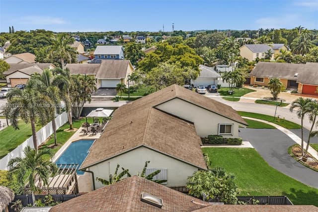 741 SW 100th Ter, Pembroke Pines FL 33025 - Pembroke Pines, FL - Photo 4