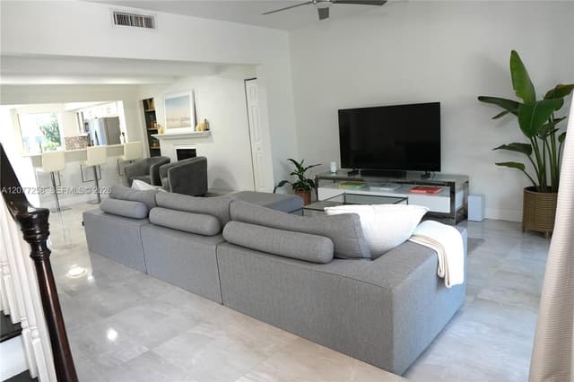 2119 NE 44th St, Lighthouse Point FL 33064 - Lighthouse Point, FL - Photo 2
