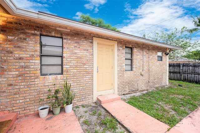 2420 NW 22nd Rd, Fort Lauderdale FL 33311 - Fort Lauderdale, FL - Photo 2