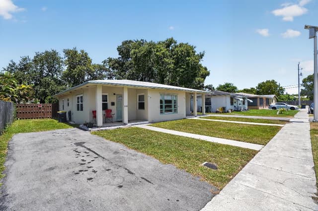 208 SW 2ND Place # 2, Dania Beach FL 33004 - Dania Beach, FL - Photo 3