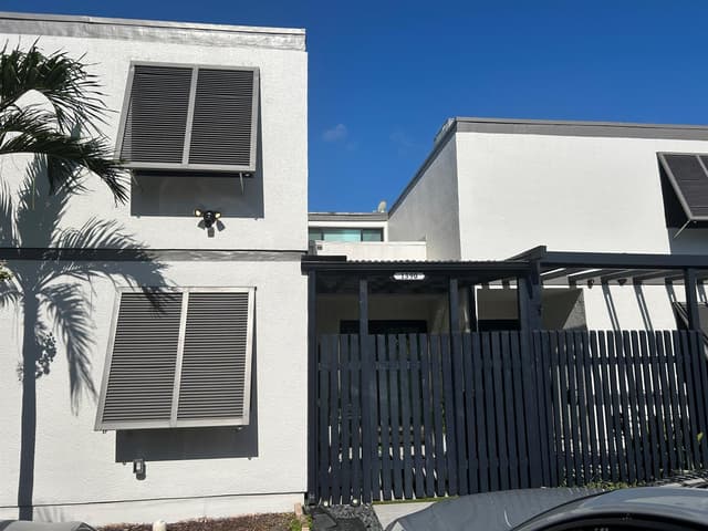 1390 E GOLFVIEW Drive, Pembroke Pines FL 33026 - Pembroke Pines, FL - Photo 2