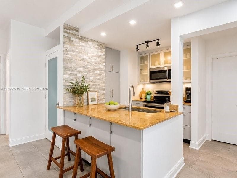 910 Bay Dr # 15, Miami Beach FL 33141 - Miami Beach, FL - Photo 1
