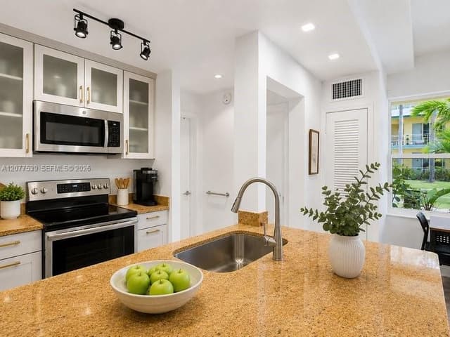 910 Bay Dr # 15, Miami Beach FL 33141 - Miami Beach, FL - Photo 4
