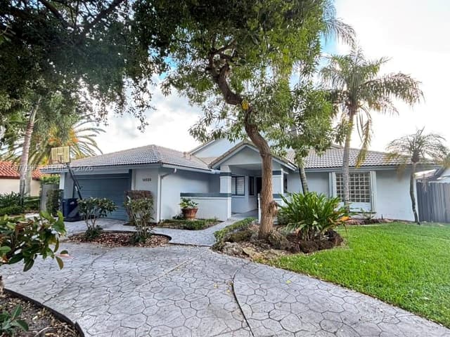 14629 Glencairn Rd, Miami Lakes FL 33016 - Miami Lakes, FL - Photo 2