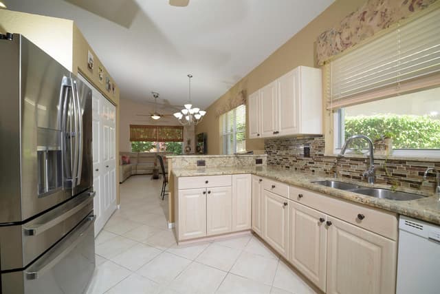 10052 Diamond Lake Drive, Boynton Beach FL 33437 - Boynton Beach, FL - Photo 6
