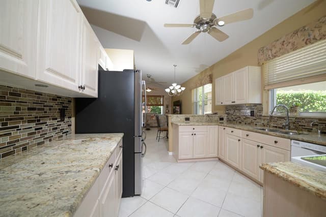 10052 Diamond Lake Drive, Boynton Beach FL 33437 - Boynton Beach, FL - Photo 5