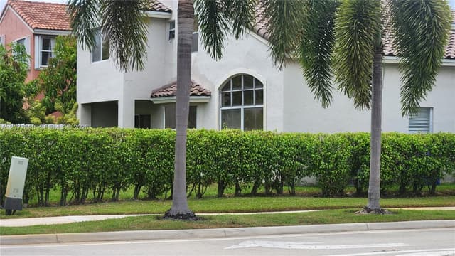 1055 NW 187th Ave, Pembroke Pines FL 33029 - Pembroke Pines, FL - Photo 2