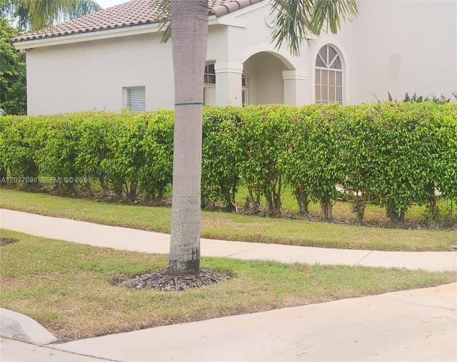 1055 NW 187th Ave, Pembroke Pines FL 33029 - Pembroke Pines, FL - Photo 3