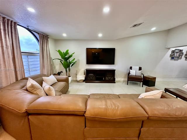 9021 NW 150th Ter, Miami Lakes FL 33018 - Miami Lakes, FL - Photo 4