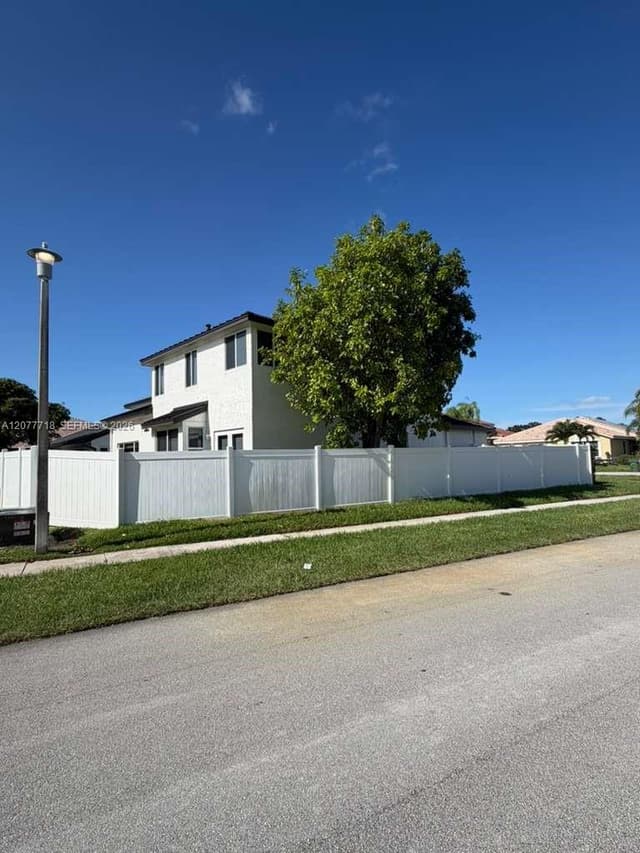 1920 NW 182nd Ter, Pembroke Pines FL 33029 - Pembroke Pines, FL - Photo 4
