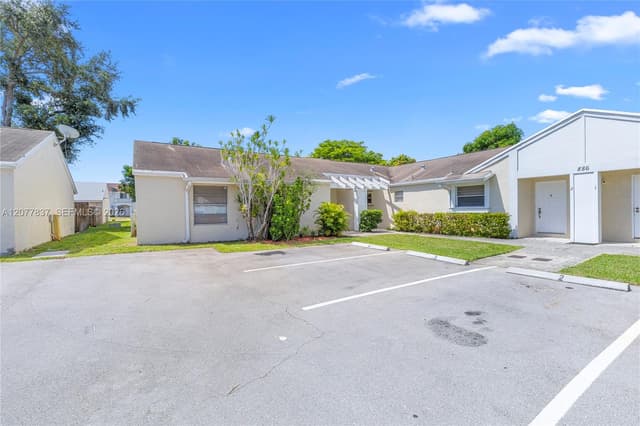 886 NE 214th Ln # 4, Miami FL 33179 - Miami, FL - Photo 2