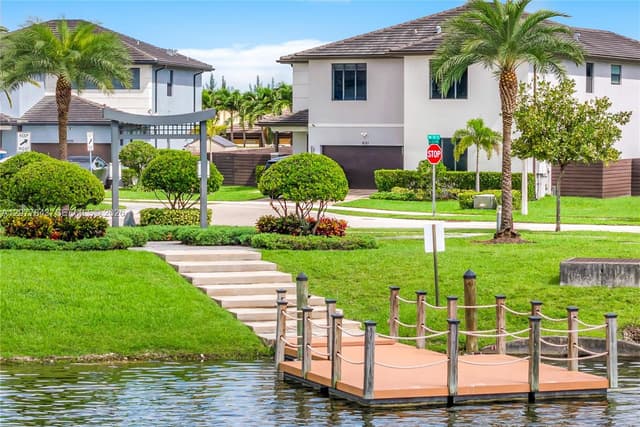 9121 NW 161st Ter, Miami Lakes FL 33018 - Miami Lakes, FL - Photo 2