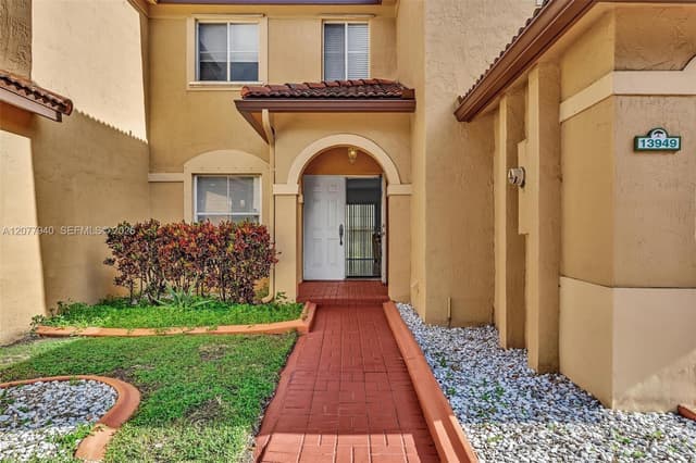 13949 N Forest Oak Cir, Davie FL 33325 - Davie, FL - Photo 3