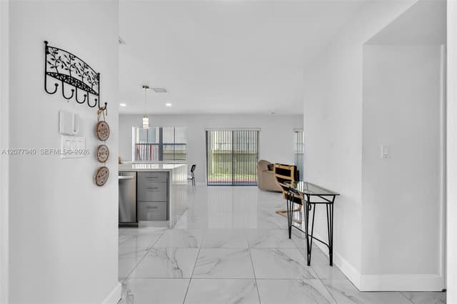 13949 N Forest Oak Cir, Davie FL 33325 - Davie, FL - Photo 4